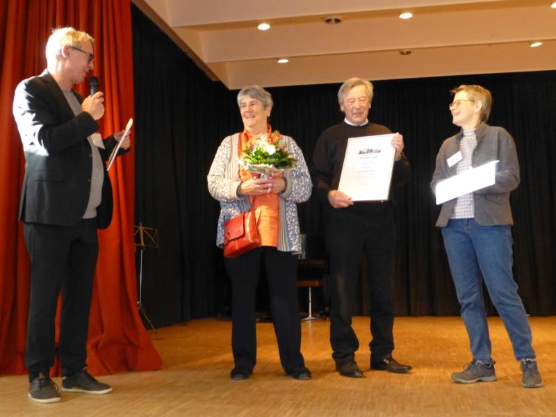 Ehepaar erhalten den Ehrenpreis überreicht von Ute Borgwaldt)